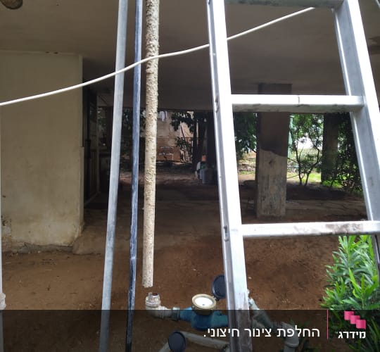 סולם ליד צינורות ומדי מים כחולים